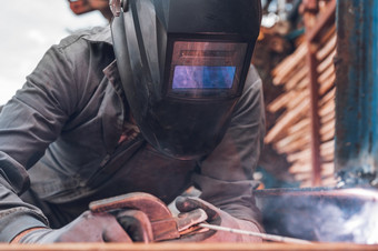 焊接工作男人。焊接车间金属制品和火花建设和<strong>工业</strong>概念焊接工作男人。焊接车间金属制品和火花建设和<strong>工业</strong>概念