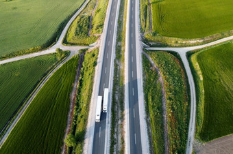 空中视图高速公路与汽车和卡车美丽的<strong>农村</strong>风景空中视图高速公路与汽车和卡车美丽的<strong>农村</strong>风景