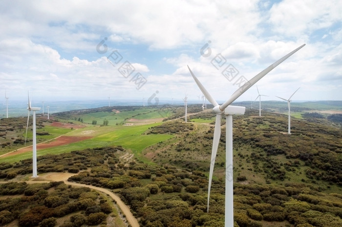 空中视图风车农场为清洁能源生产美丽的多云的天空风权力涡轮机生成清洁可再生能源为可持续发展的发展空中视图风车农场为清洁能源生产美丽的多云的天空风权力涡轮机生成清洁可再生能源为可持续发展的发展