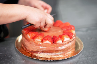 糕点老板使美味的草莓<strong>蛋糕</strong>糕点商店厨<strong>房</strong>糕点老板使美味的草莓<strong>蛋糕</strong>