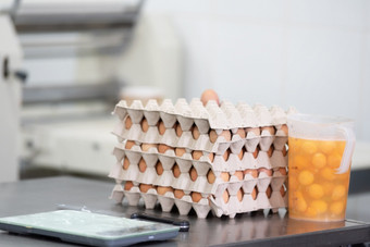 糕点商店厨房背景鸡蛋蛋黄重量规模和层压机机糕点商店厨房背景鸡蛋蛋黄重量规模和层压机机
