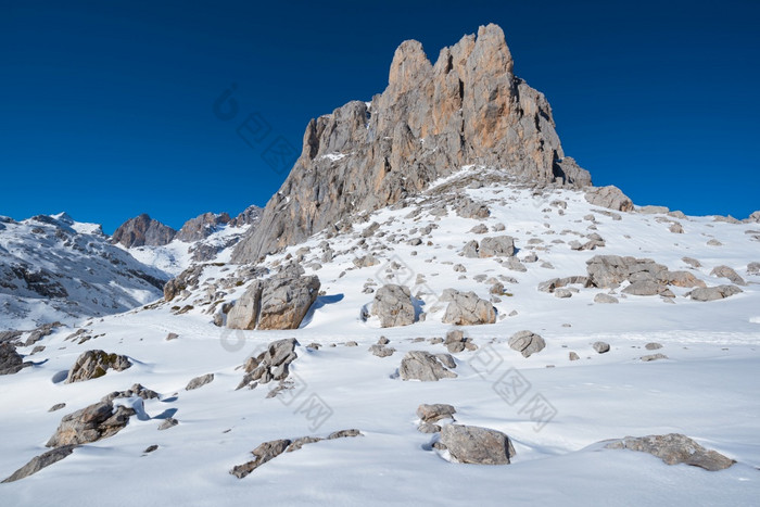 冬天景观峰欧洲山坎塔布里亚西班牙