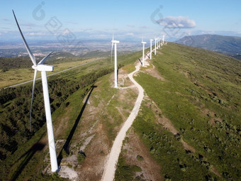 空中视图风车农场为可再生能源生产美丽的蓝色的天空风权力涡轮机生成清洁可再生能源为可持续<strong>发展</strong>的<strong>发展</strong>高质量镜头空中视图风车农场为可再生能源生产美丽的蓝色的天空风权力涡轮机生成清洁可再生能源为可持续<strong>发展</strong>的发