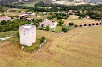 空中视图中世纪的塔valdenoceda布尔戈斯西班牙古老的十四世纪塔布尔戈斯卡斯提尔和利昂高质量镜头空中视图中世纪的塔valdenoceda布尔戈斯西班牙古老的十四世纪塔布尔戈斯卡斯提尔和利昂