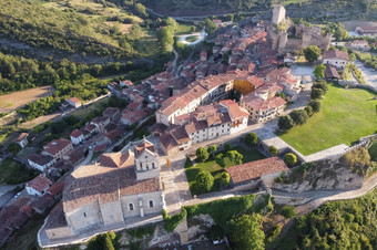 空中视图的风景优美的中世纪的村是冷的布尔戈斯省西班牙著名的旅游目的地高质量镜头空中视图的风景优美的中世纪的村是冷的布尔戈斯省西班牙著名的旅游目的地
