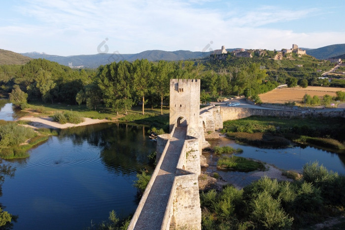 空中视图中世纪的石头桥在埃布罗河是冷的历史村的省布尔戈斯西班牙高质量镜头空中视图中世纪的石头桥在埃布罗河是冷的历史村的省布尔戈斯西班牙