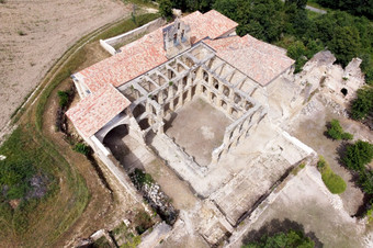空中视图的废墟古老的被遗弃的修道院圣诞老人玛丽rioseco布尔戈斯西班牙高质量照片空中视图的废墟古老的被遗弃的修道院圣诞老人玛丽rioseco布尔戈斯西班牙