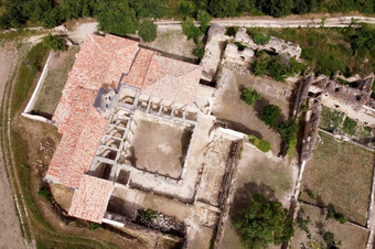空中视图的废墟古老的被遗弃的修道院圣诞老人玛丽rioseco布尔戈斯西班牙高质量照片空中视图的废墟古老的被遗弃的修道院圣诞老人玛丽rioseco布尔戈斯西班牙