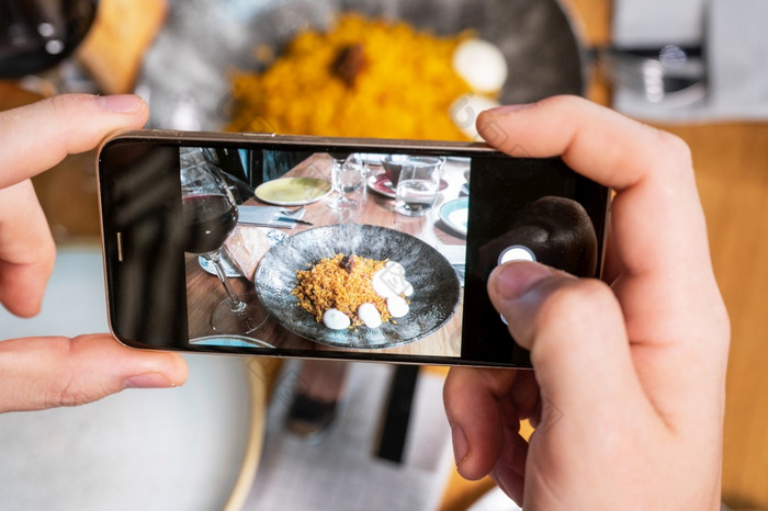 男人。手与智能手机拍摄食物餐厅咖啡馆高质量照片男人。手与智能手机拍摄食物餐厅咖啡馆
