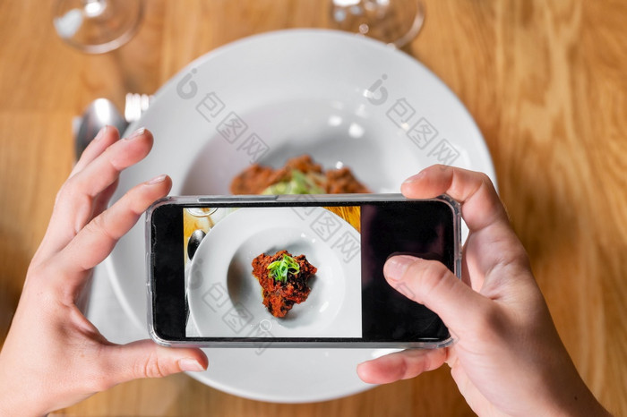 男人。手与智能手机拍摄食物餐厅咖啡馆高质量照片男人。手与智能手机拍摄食物餐厅咖啡馆