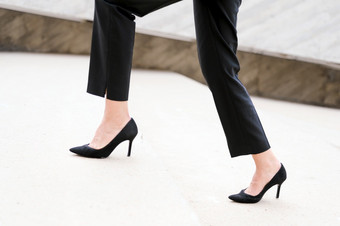 女商人穿高跟鞋攀爬的楼梯的城市慢运动关闭腿高质量fullhd镜头女商人穿高跟鞋攀爬的楼梯的城市慢运动关闭腿