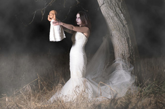 恐怖场景女人拥有持有娃娃高质量照片恐怖场景女人拥有持有娃娃