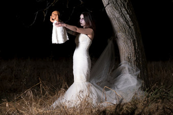 恐怖场景女人拥有持有娃娃高质量照片恐怖场景女人拥有持有娃娃