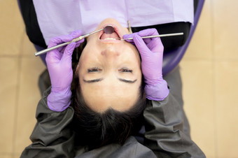 直接以上视图病人牙医椅子有牙科治疗高质量照片直接以上视图病人牙医椅子有牙科治疗
