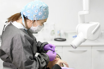 牙医准备病人为x射线诊断高质量照片牙医准备病人为x射线诊断