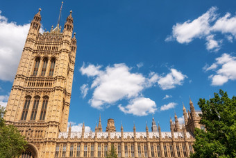 英国议会建筑西敏寺伦敦才华横溢的阳光明媚的一天和蓝色的天空英国议会建筑西敏寺伦敦才华横溢的阳光明媚的一天和蓝色的天空