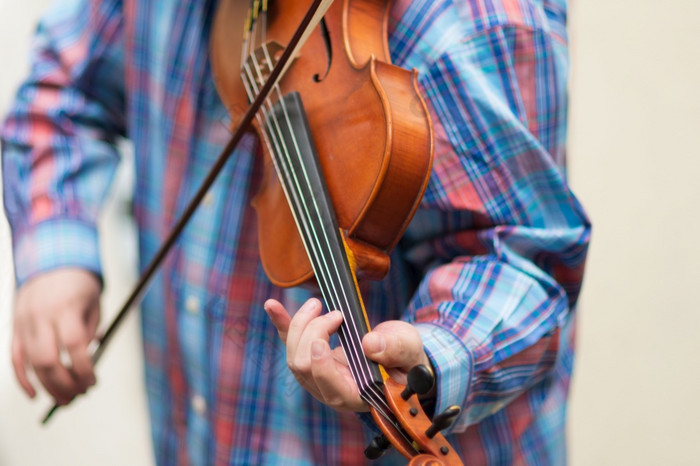 街音乐家玩小提琴的街道街音乐家玩小提琴的街道