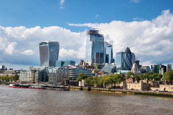 泰晤士河河和伦敦城市金融区摩天大楼阳光明媚的一天泰晤士河河和伦敦城市金融区摩天大楼阳光明媚的一天