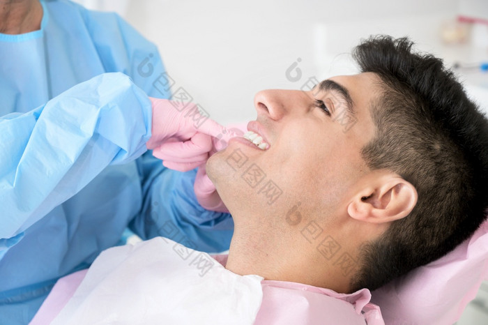 医生对待病人牙齿现代牙科诊所高质量照片医生对待病人牙齿现代牙科诊所