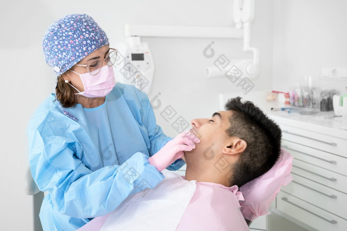 医生对待病人牙齿现代牙科诊所高质量照片医生对待病人牙齿现代牙科诊所