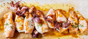 直接以上视图美味的板烤鱿鱼与酱汁高质量直接以上视图美味的板烤鱿鱼与酱汁