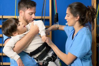 物理治疗师准备孩子们与残疾为康复治疗医院高质量摄影物理治疗师准备孩子们与残疾为康复治疗医院