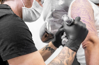 纹身艺术家使纹身的<strong>工作室</strong>高质量<strong>摄影</strong>纹身艺术家使纹身的<strong>工作室</strong>