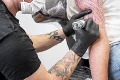 沙龙纹身关闭纹身艺术家工作纹身艺术家使纹身的工作室高质量摄影沙龙纹身关闭纹身艺术家工作纹身艺术家使纹身的工作室