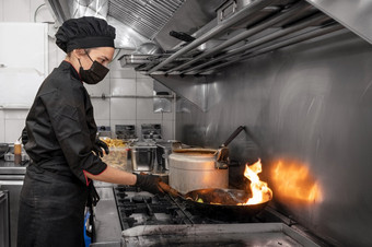 女人老板保护脸面具准备食物<strong>的</strong>厨房餐厅酒店在新正常<strong>的</strong>冠状病毒<strong>预防</strong>概念高质量照片女人老板保护脸面具准备食物<strong>的</strong>厨房餐厅酒店在新正常<strong>的</strong>冠状病毒<strong>预防</strong>概念