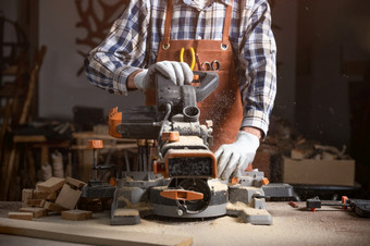 卡彭特锯木板材与电圆形看到机木工车间workwoodDiy概念高质量摄影卡彭特锯木板材与电圆形看到机木工车间workwoodDiy概念