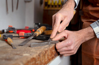 卡彭特锐化凿木工过程与手工具木工车间木雕刻概念高质量摄影卡彭特锐化凿木工过程与手工具木工车间木雕刻概念
