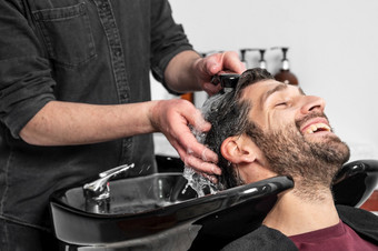 理发师商店理发师男人。洗客户端头理发店高质量摄影理发师商店理发师男人。洗客户端头理发店