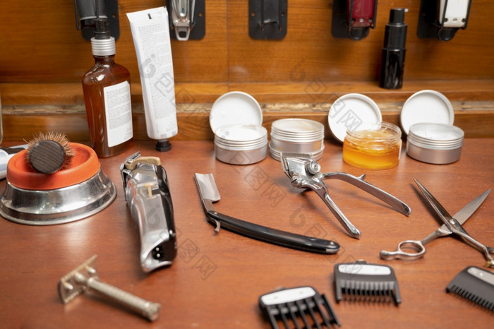 理发师工具的架子上的理发店高质量摄影理发师工具的架子上的理发店