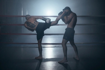 两个赤膊上阵肌肉发达的男人。<strong>战斗</strong>踢拳击<strong>战斗</strong>拳击环高质量照片两个赤膊上阵肌肉发达的男人。<strong>战斗</strong>踢拳击<strong>战斗</strong>拳击环