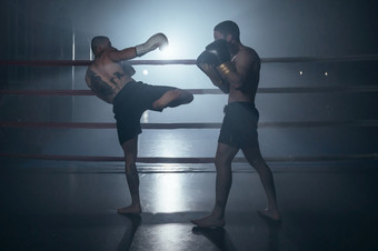 两个赤膊上阵肌肉发达的男人。<strong>战斗</strong>踢拳击<strong>战斗</strong>拳击环高质量照片两个赤膊上阵肌肉发达的男人。<strong>战斗</strong>踢拳击<strong>战斗</strong>拳击环