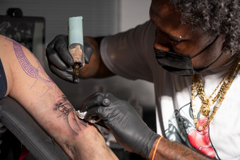 电影拍摄纹身艺术家创建<strong>身体艺术</strong>的纹身工作室高质量摄影电影拍摄纹身艺术家创建<strong>身体艺术</strong>的纹身工作室