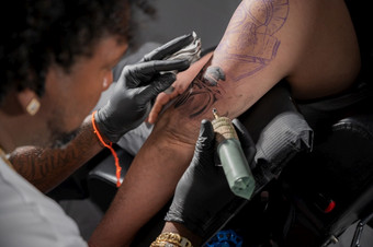 电影拍摄纹身艺术家创建身体艺术的纹身工作室高质量摄影电影拍摄纹身艺术家创建身体艺术的纹身工作室