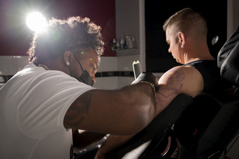 电影拍摄纹身艺术家创建身体艺术的纹身工作室高质量摄影电影拍摄纹身艺术家创建身体艺术的纹身工作室