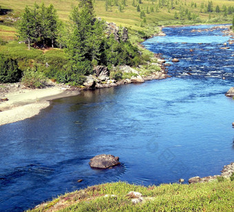 河的泰加林北部俄罗斯的自然的泰加林多山的区域河泰加林北部俄罗斯的自然的泰加林多山的区域