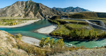 全景的阿尔泰山河流动之间的的阿尔泰山和的自然的区域全景阿尔泰山河流动之间的的阿尔泰山和的自然的区域