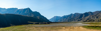 全景的阿尔泰山河流动之间的的阿尔泰山和的自然的区域全景阿尔泰山河流动之间的的阿尔泰山和的自然的区域