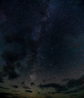 的布满星星的天空以上的阿尔泰山美丽的晚上天空在的阿尔泰山布满星星的天空以上的阿尔泰山美丽的晚上天空在的阿尔泰山