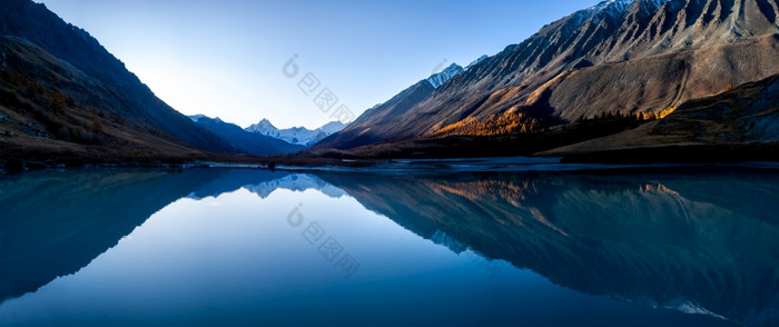 湖的阿尔泰山全景的阿尔泰景观的山的时间一年秋天湖阿尔泰山全景的阿尔泰景观的山的时间一年秋天