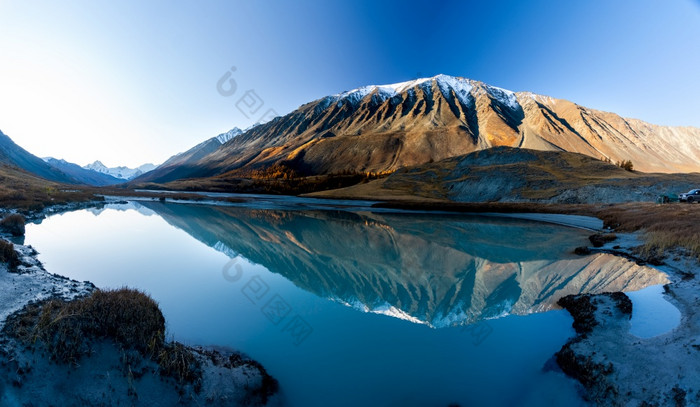 湖的阿尔泰山全景的阿尔泰景观的山的时间一年秋天湖阿尔泰山全景的阿尔泰景观的山的时间一年秋天