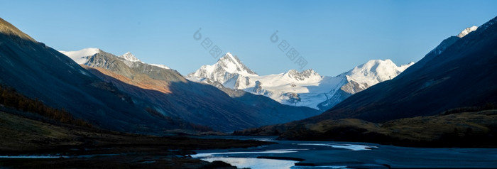 全景的阿尔泰山河流动之间的的阿尔泰山和的自然的区域全景阿尔泰山河流动之间的的阿尔泰山和的自然的区域