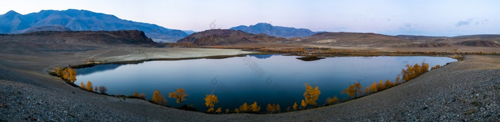 湖的阿尔泰山全景的阿尔泰景观的山的时间一年秋天湖阿尔泰山全景的阿尔泰景观的山的时间一年秋天