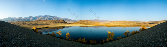 湖的阿尔泰山全景的阿尔泰景观的山的时间一年秋天湖阿尔泰山全景的阿尔泰景观的山的时间一年秋天