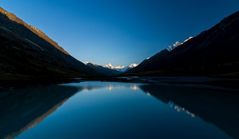 湖的阿尔泰山全景的阿尔泰景观的山的时间一年秋天湖阿尔泰山全景的阿尔泰景观的山的时间一年秋天