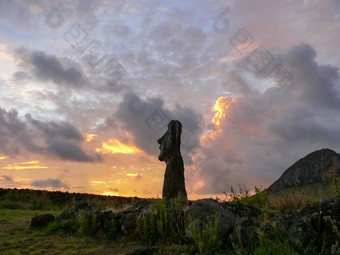 雕像复活节岛的背景的日落的融化的复活节雕像的阳光的日落雕像复活节岛的背景的日落融化的复活节雕像的阳光的日落