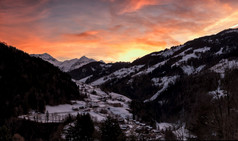 日落滑雪度假胜地的法国阿尔卑斯山脉与很多雪